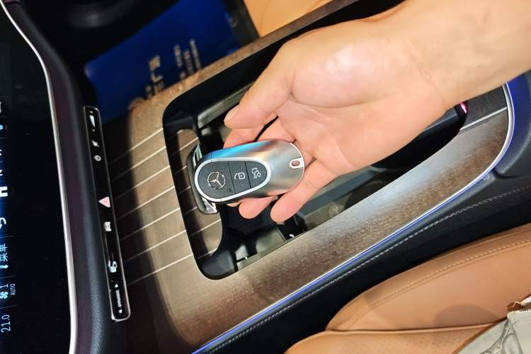 Used Mercedes-Benz E-Class 2024 Facelift E 300 L Luxury Edition Vehicle Key