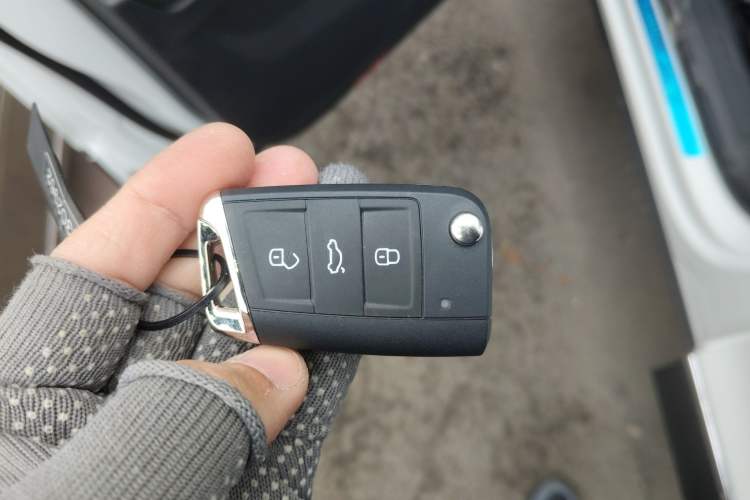 Used Volkswagen Tiguan L 2025 Model, Outstanding Version, 300TSI Automatic Two-Wheel Drive Longteng Edition Vehicle Key