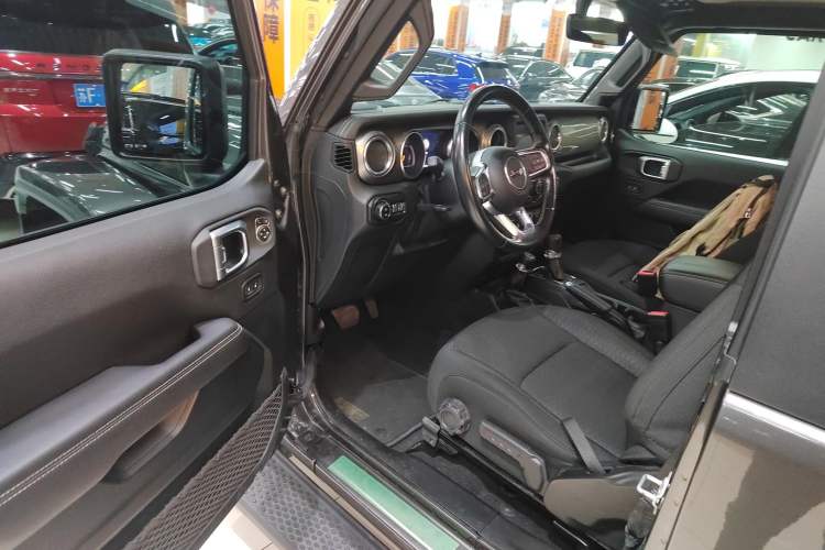 Used Jeep Wrangler 2019 2.0T Sahara Two-Door Version China VI Emission Standard
