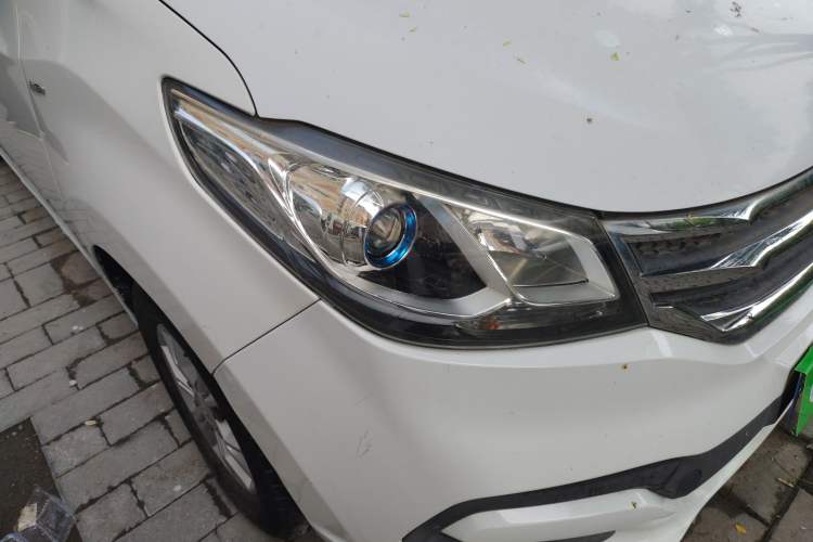 Used SAIC MAXUS G10 2015 2.0T Automatic Anniversary Edition Right Front Headlight