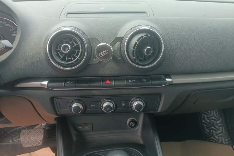 Used Audi A3 2018 30th Anniversary Edition Sportback 35 TFSI Ambition Model Audio And AC Panel