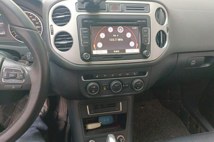 Used Volkswagen Tiguan 2015 1.8TSI Automatic All-Wheel-Drive Luxury Model Audio And AC Panel