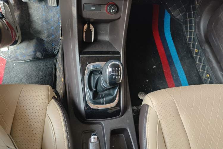 Used Baojun 310W 2017 1.5L Manual Fashion Model China V