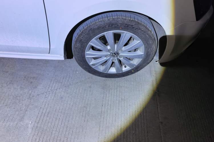 Used Volkswagen Sagitar 2014 Revised Version 1.4TSI Automatic Luxury Edition Right Front Wheel Hub