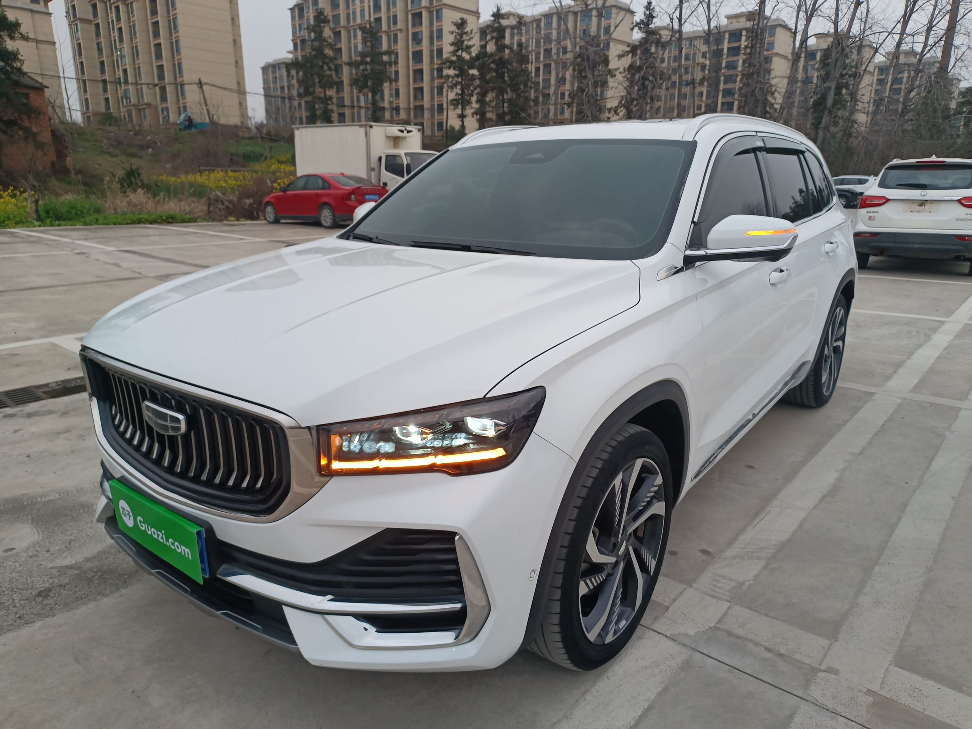 Под передней частью автомобиля