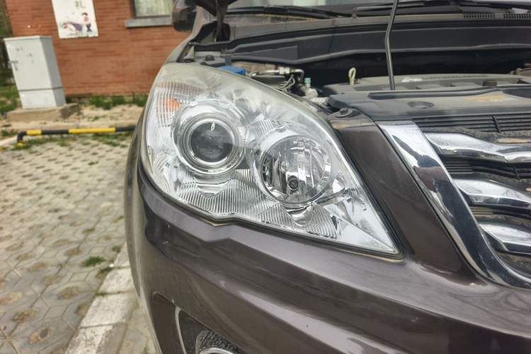 Used Haval H6 2013 Upgraded Model 2.4L Automatic Two-Wheel Drive Elite Version Right Front Headlight