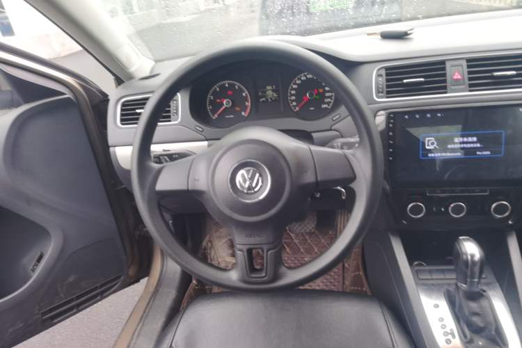 Used Volkswagen Sagitar 2012 1.6L Automatic Comfort Edition Steering Wheel