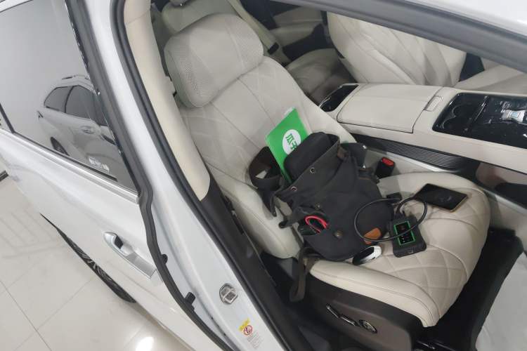 Used Denza D9 2025 DM-i Intelligent Drive 1020 Four-Wheel Drive Prestige Model Right Front Seat