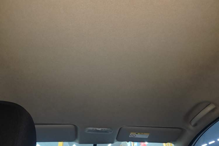 Used Venucia R50 2015 1.6L Manual Fashion Edition
