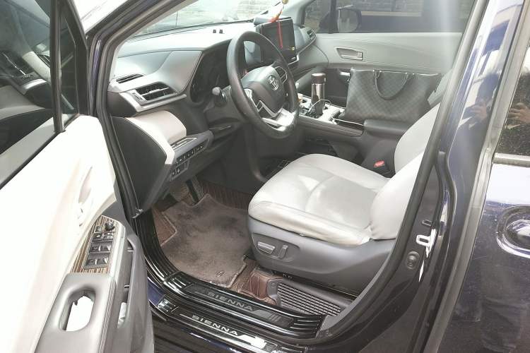 Used Toyota SIENNA 2023 2.5L Hybrid Comfort Edition
