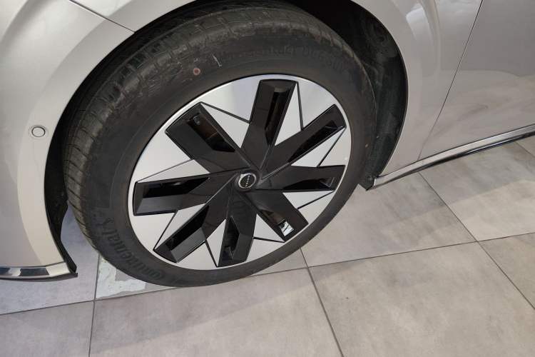 Used Volvo EM90 2025 Ultra Six-Seater
