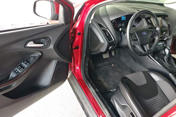 Used Ford Focus 2017 Sedan EcoBoost 125 Automatic Supreme Style SmartDrive Edition Driver Seat