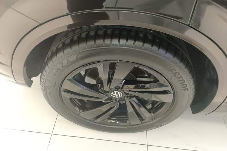 Used Volkswagen Touareg 2022 3.0 TSI Luxury Edition Black Diamond Sport Package Right Rear Wheel Hub