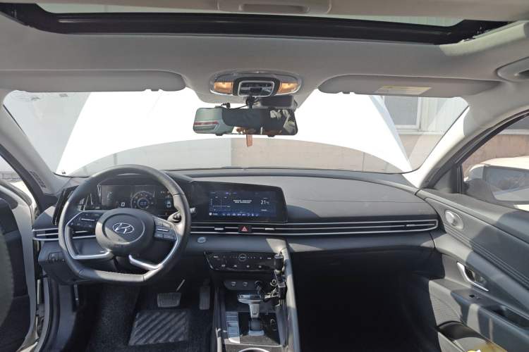 Used Hyundai Elantra 2022 1.5L CVT LUX Prestige Edition
