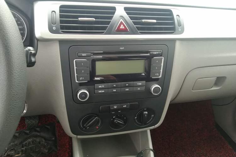 Used Volkswagen Bora 2012 1.6L Manual Fashion Edition Audio And AC Panel