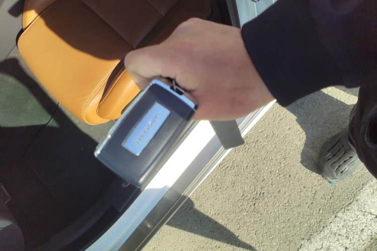 Used Jaguar XFL 2024 2.0T P300 Four-Wheel Drive Flagship Sport Gold Edition Vehicle Key