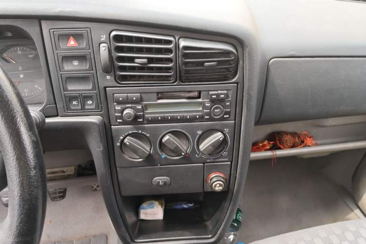 Used Volkswagen Jetta 2005 CIF Comfort Model Audio And AC Panel
