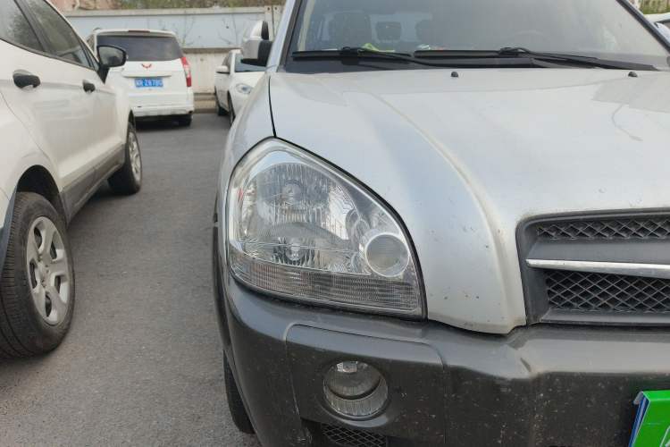 Used Hyundai Tucson 2009 2.0L Automatic Two-Wheel Drive with Sunroof Right Front Headlight