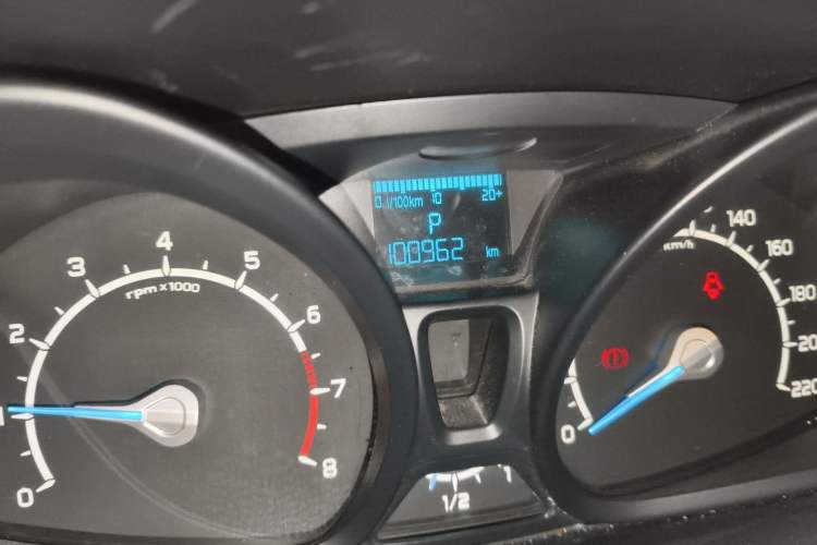 Used Ford EcoSport 2013 1.5L Automatic Fashion Model Odometer Close Up