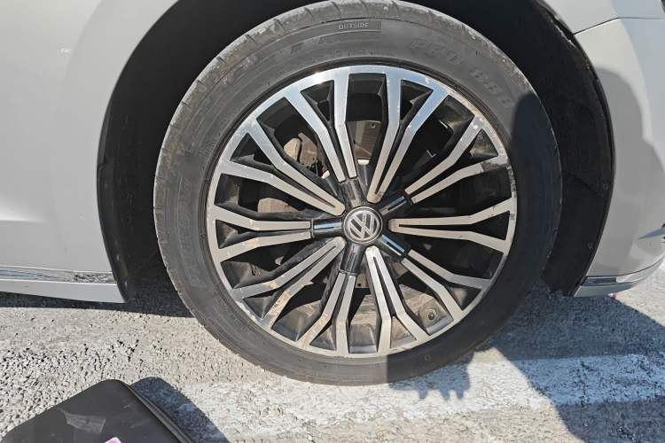 Used Volkswagen Phideon 2018 Revised Version 380TSI Two-Wheel Drive Business Edition Right Front Wheel Hub