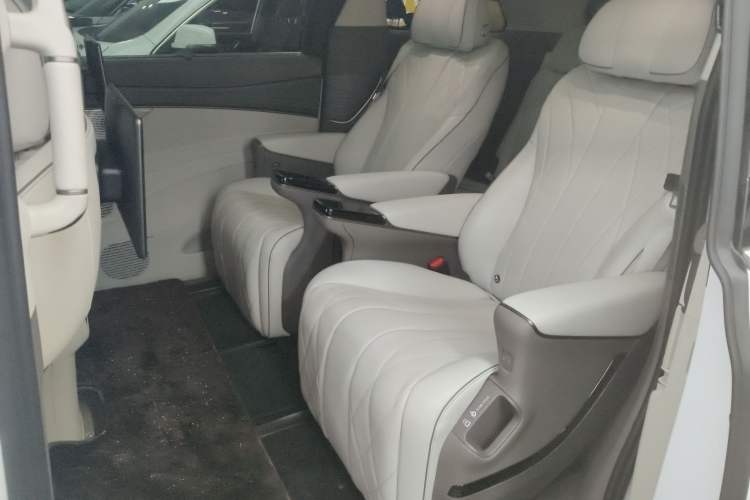 Used Denza D9 2022 DM-i 970 Four-Wheel Drive Prestige Model Left Rear Seat