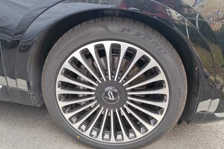 Used Hima AITO M9 2025 Extended-Range Ultra Version 52 kWh 6-Seater Right Front Wheel Hub