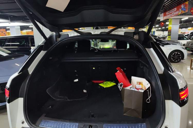 Used Land Rover Range Velar 2024 Flagship Edition Trunk