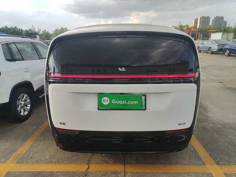 Used Li Auto MEGA 2025 Home Family Special Edition — 5