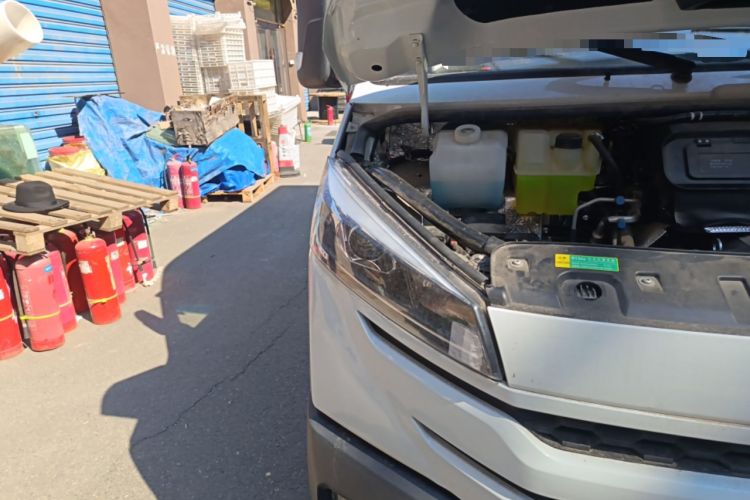 Used Iveco Daily 2023 2.5T A35M1 Multi-Purpose Passenger Vehicle Short Wheelbase Mid-Roof Design Dual Side Sliding Doors Automatic Transmission
