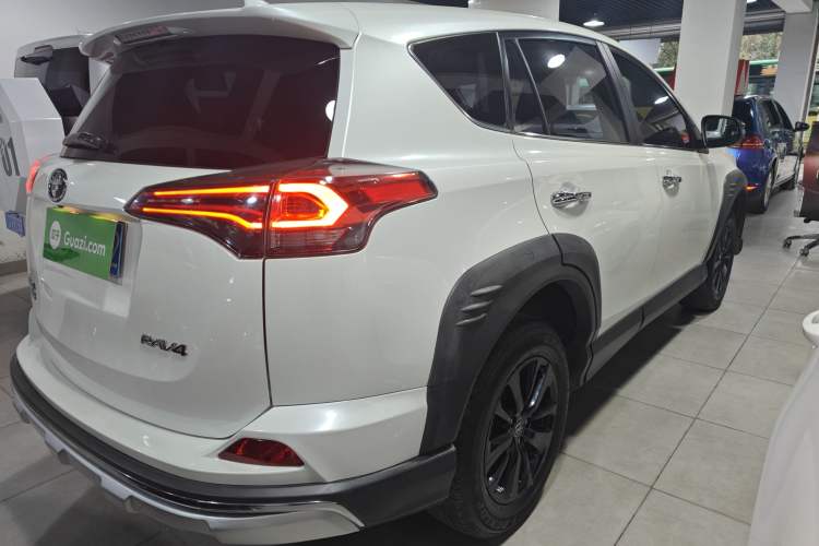 Used Toyota RAV4 2019 2.0L CVT Two-Wheel Drive Fashion X Limited Edition China VI Standard