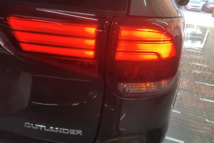 Used Mitsubishi Outlander 2019 2.4L Two-Wheel Drive ZhiXing Version 5 Seats China V Emission Standard
