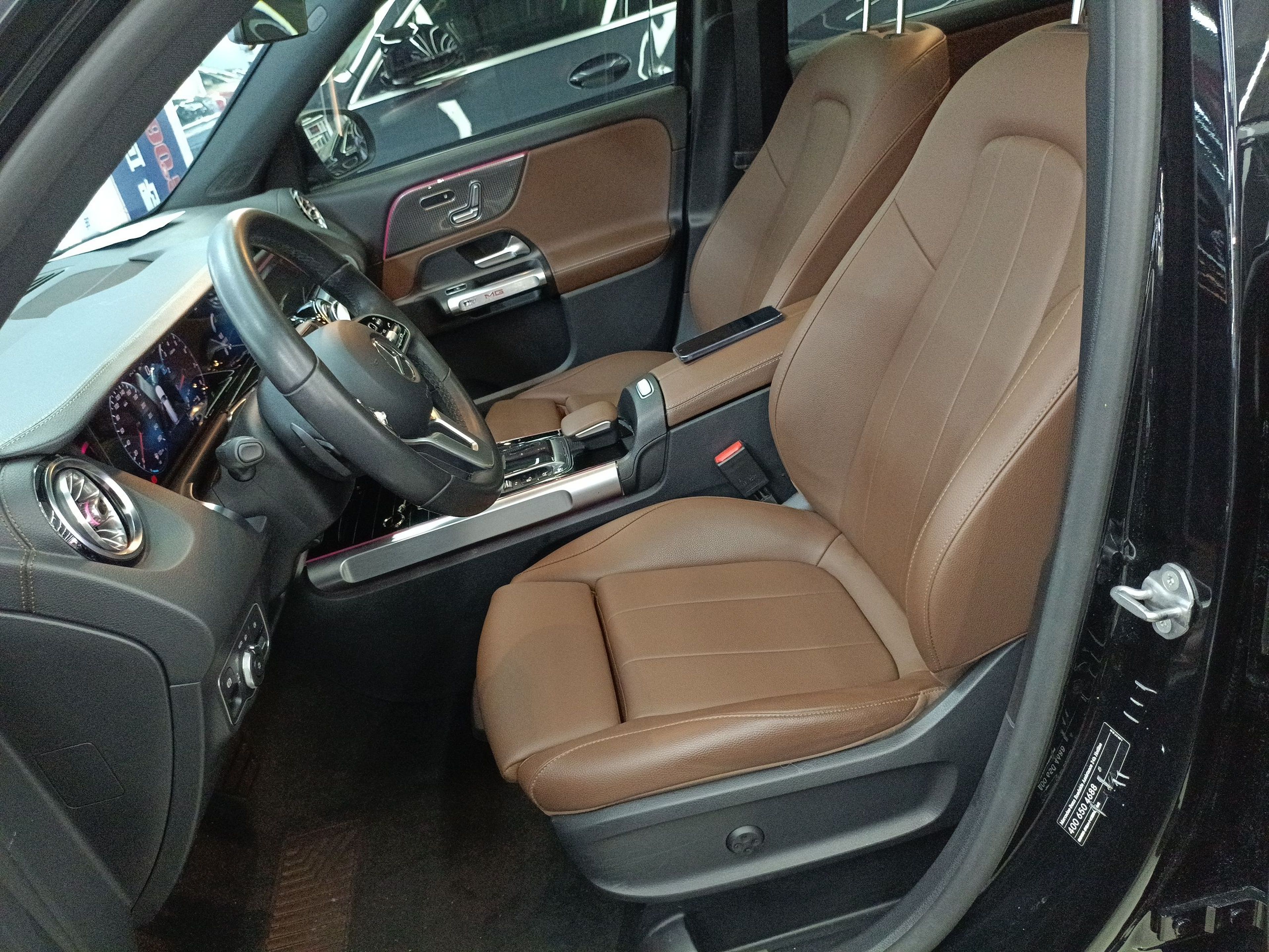 المقاعد الأمامية داخل السيارة