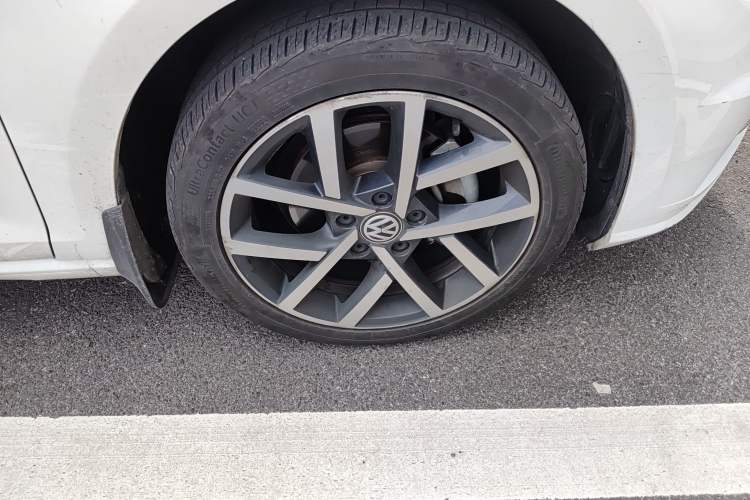 Used Volkswagen Golf 2018 230TSI Automatic Luxury Version Right Front Wheel Hub