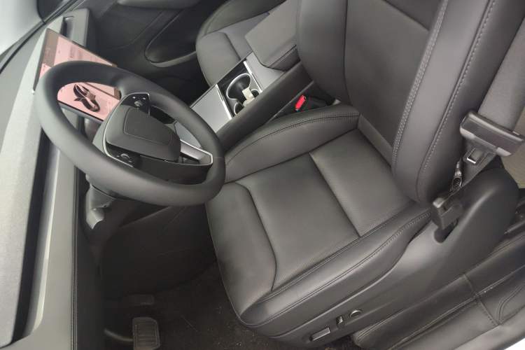 Used Tesla Model Y 2025 Long-Range All-Wheel-Drive Version