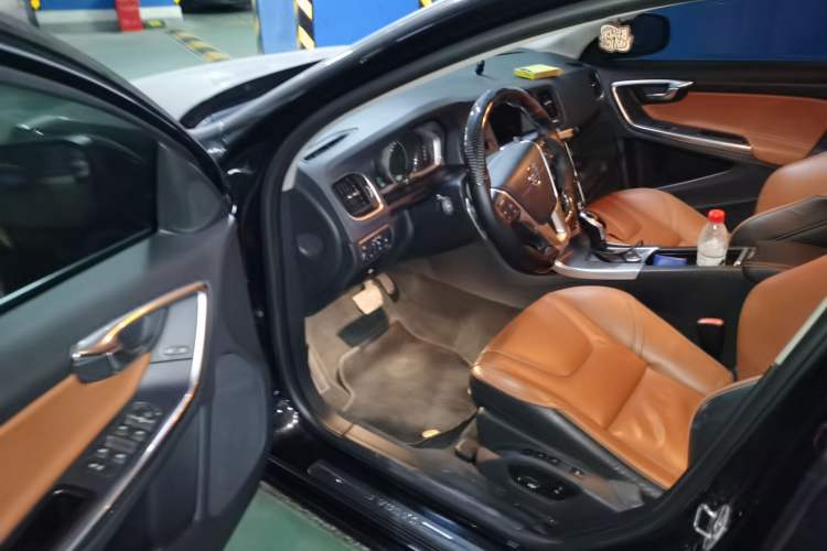 Used Volvo V60 2014 Restyled T5 Zhiya Edition
