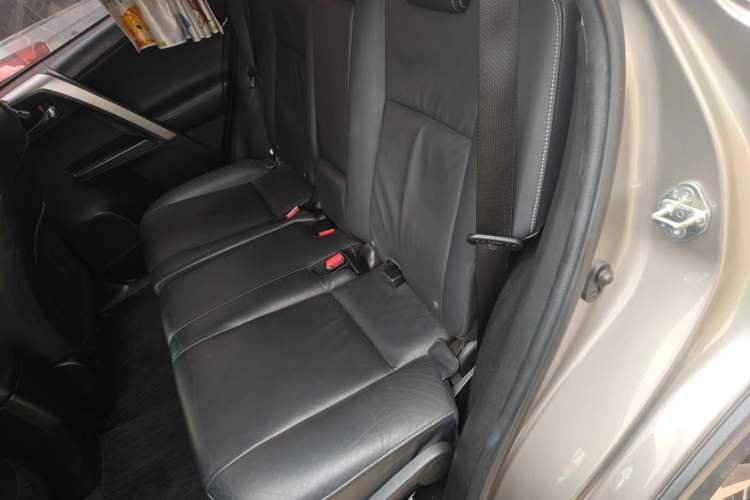 Used Toyota RAV4 2016 2.0L CVT Two-Wheel Drive Smart Edition China V Standard Left Rear Seat