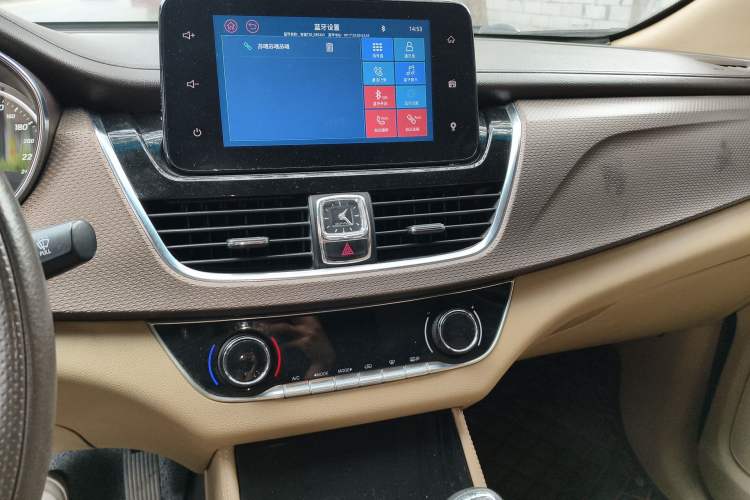 Used Baojun 730 2017 1.8L iAMT Luxury Version 7-Seater
