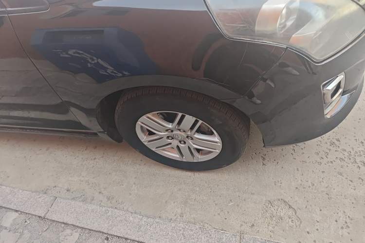 Used Mazda 8 2011 2.3L Deluxe Edition Right Front Wheel Hub