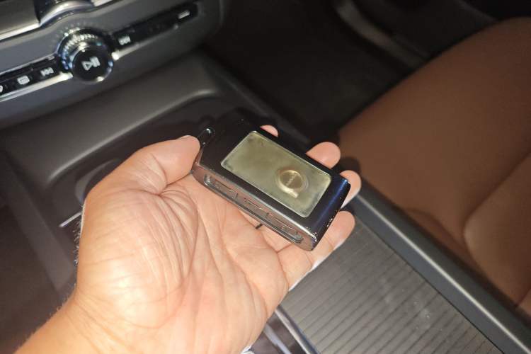 Used Volvo XC60 2022 B5 4x4 Zhiyi Luxury Edition Vehicle Key