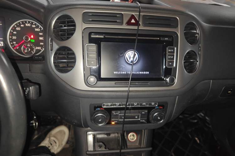 Used Volkswagen Tiguan 2012 1.8TSI Automatic Two-Wheel Drive Elite Edition Audio And AC Panel