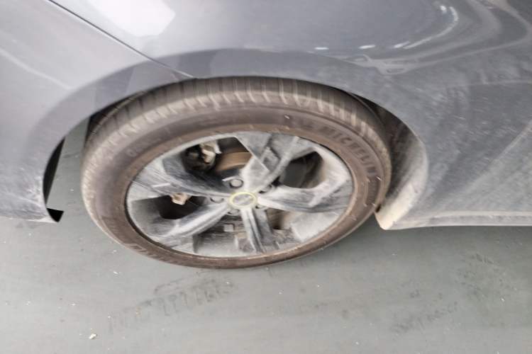 Used Roewe i6 MAX 2020 300TGI Automatic Cool & Stylish Skyroof Edition Left Front Wheel Hub