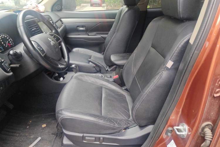 Used Mitsubishi Outlander 2013 2.4L Four-Wheel Drive Luxury Navigation Version 7 Seats