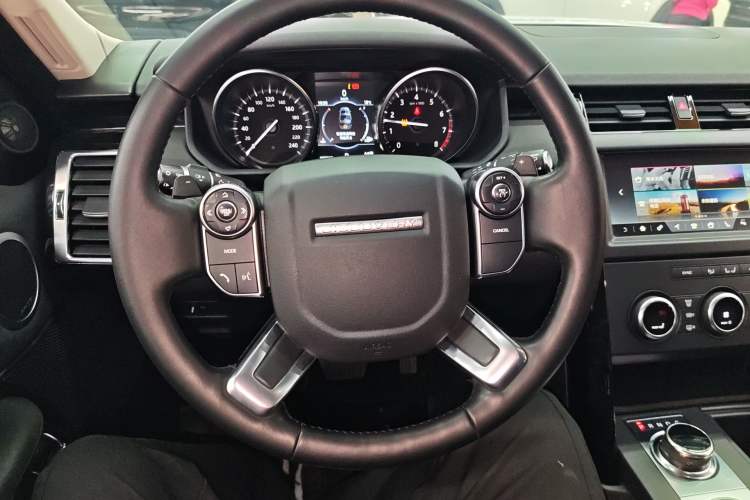 Used Land Rover Discovery 2018 3.0 SC V6 SE Steering Wheel