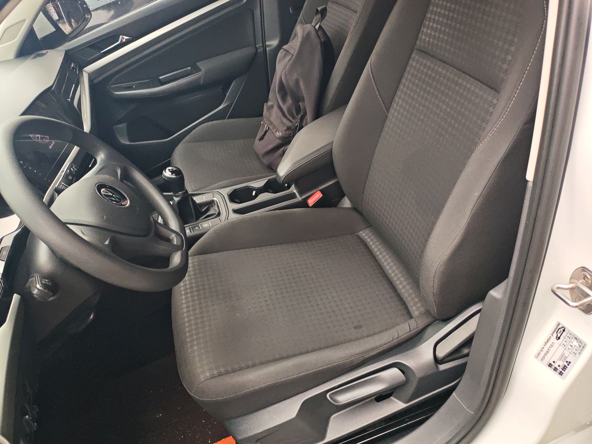 Переднее сиденье в автомобиле