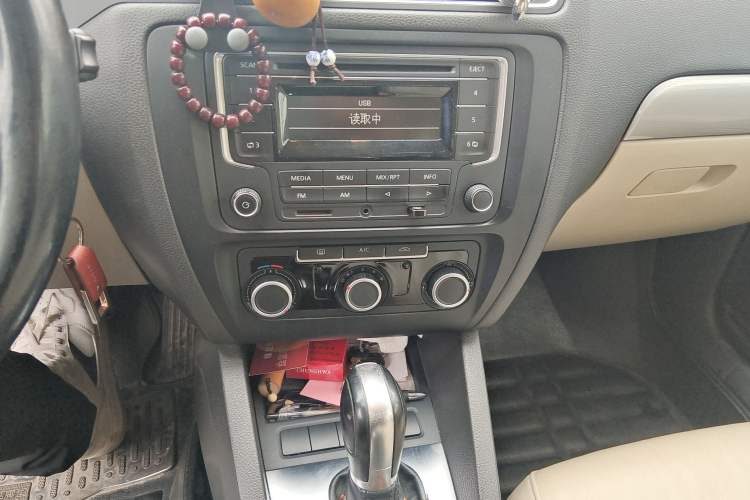 Used Volkswagen Sagitar 2014 Revised Version 1.6L Automatic Comfort Edition Audio And AC Panel