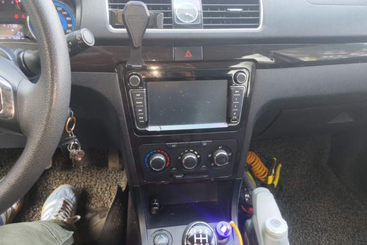 Used Dongfeng Fengon 360 2015 1.5L Manual Luxury Model 5 Seats China IV Standard