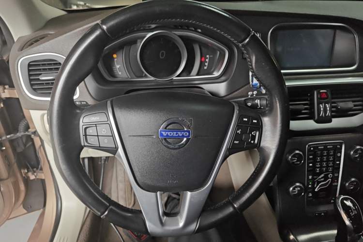 Used Volvo V40 2015 1.6T Zhiyi Edition
