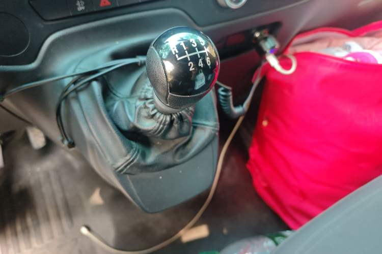 Used JMC Fushun 2022 2.0T Manual Multi-Function Passenger Vehicle Short Wheelbase Mid-Height Roof 6-Seater
