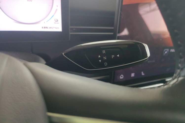 Used Chery Fengyun A8L 2025 1.5 TGDI 145 km Luxury Version Gear Lever