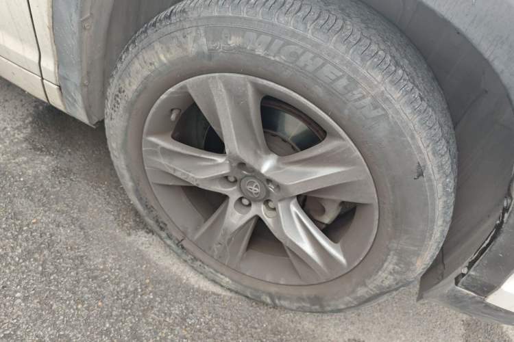 Used Toyota Highlander 2018 2.0T Four-Wheel Drive Luxury Edition 7 Seats China V Emission Standard Right Front Wheel Hub